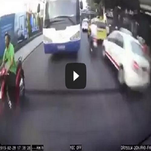 Motoqueiro ensina como impedir corretamente a passagem de um ônibus