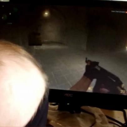 Incrível, bebê de 6 meses jogando Counter Strike