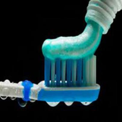 5 coisas nojentas que podem se esconder na sua escova de dente