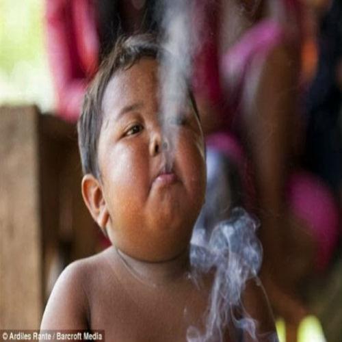 Lembra do garoto de 2 anos que fumava 40 cigarros por dia? 