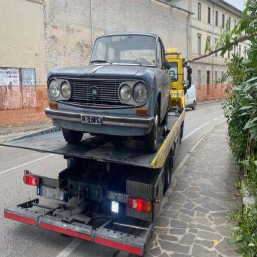 Um carro estacionado no mesmo local por 47 anos foi desmontado