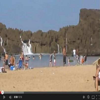 A incrível praia das ondas gigantes