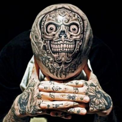 Tatuagens estranhas feitas na cabeça