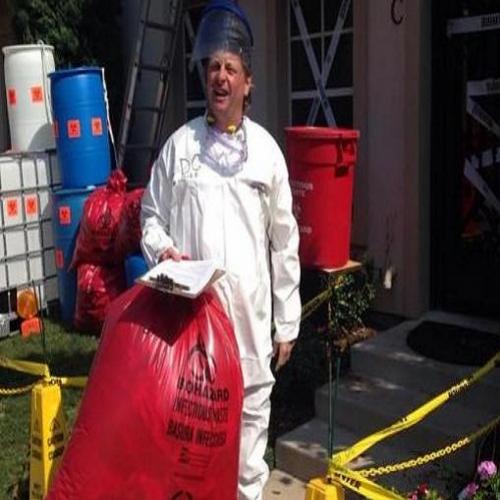 Homem decora sua casa em Dallas contra o Ebola