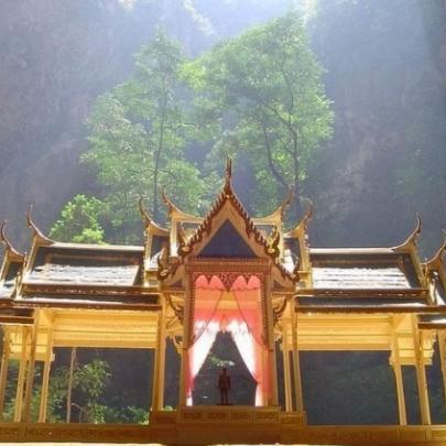 O templo na caverna de Phraya Nakhon, na Tailândia