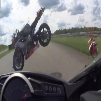 Cena cruel é capturada durante prova de motociclismo nos EUA