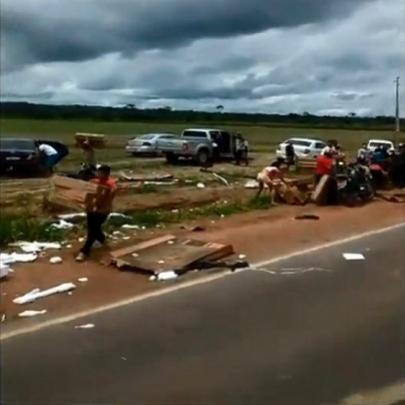 O problema do Brasil é o brasileiro. Pessoas saqueando um caminhão