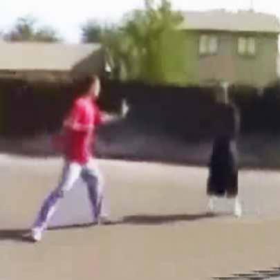 Rapaz usa Kung Fu para se defender na rua, vídeo