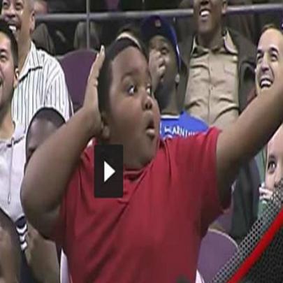 Gordinho da um show na dança em jogo de baseball 