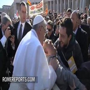 Papa Francisco desce do carro para dar bênção a homem com deficiência 