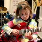 Menina de 7 anos tocando Guns N' Roses - Sweet Child O' Mine 