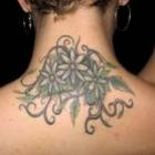 Fotos de tatuagens femininas no pescoço