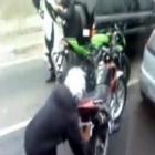 Passageiro de ônibus filma assalto a motociclista em avenida de São Paulo