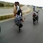 Paquistaneses exibem 'moto fantasma' em estrada de patins