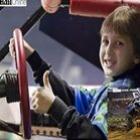  Menino de 7 anos pilota caminhonete-monstro em show