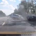 Vídeo mostra batida incrível de dois carros de frente!