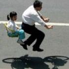 chinês usa truques foto para criar 'invisíveis' bicicletas!!