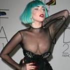 Lady Gaga mostra os seios no CFDA e recebe o prêmio ícone de estilo