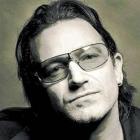 Bono, o vocalista da banda U2 está um pouco mais pobre
