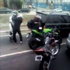 Bandidos para o trânsito em plena luz do dia para roubar motociclista!