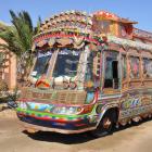 Paquistaneses e seus ônibus decorados!!!