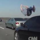 Vídeo de atropelamento incrível na Rússia: e o cara só quebrou uma perna!