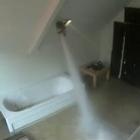 Veja o que acontece se você encharcar de água o banheiro do 2º andar de uma casa
