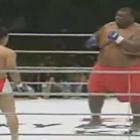 Lutador de sumô contra um MMA fighter