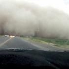 Impressionante vídeo de homem dirigindo na direção de uma tempestade de areia