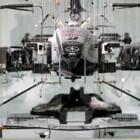 Carro de Fórmula 1 desmontado vira escultura incrível
