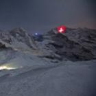 Artista ilumina montanha na Suíça