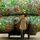 Imagine se dessem um caminhão para esse homem reciclar o plástico?