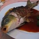 Peixe servido vivo em restaurante (imagens fortes)