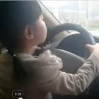 Mundo Louco - Menina chinesa de 4 anos conduz na estrada sob as ordens do pai