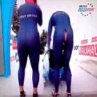 Atleta olímpica rasga calças e mostra o seu traseiro