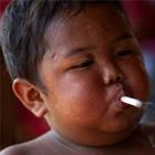 Lembra-se do bebê fumante da Indonésia? Não é o único caso.