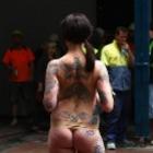 Modelo tatuada protesta em Sydney. Veja fotos!