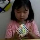 Menina de 6 anos revolve um cubo mágico 7x7x7