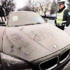 BMW X1 zero quilômetro de R$ 139 mil está abandonada há um ano em rua na China