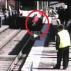 Mulher desmaia e cai na frente de trem