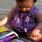 Bebê pensa que revista é um iPad