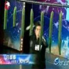 Chinês faz sucesso na TV ao cortar pepinos com cartas de baralho