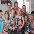 Com câncer terminal, britânica ensina marido a cuidar sozinho dos oito filhos