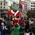 Yoda de LEGO de 4 metros vestido de Papai Noel, sacou??