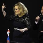 Adele ganha dois prêmios e faz gesto obsceno no Brit Awards