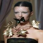 Raf Simons apresenta primeira coleção para a Dior após Galliano