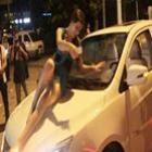 Mulher bêbada sobe no capô e desafia policial na China
