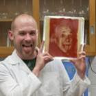  Microbiologista cria retratos de pessoas famosas com bactérias