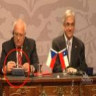 Presidento checo rouba caneta de presidente chileno em directo