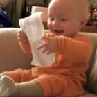 Por que o bebê do Itaú ri tanto quando rasga o papel?